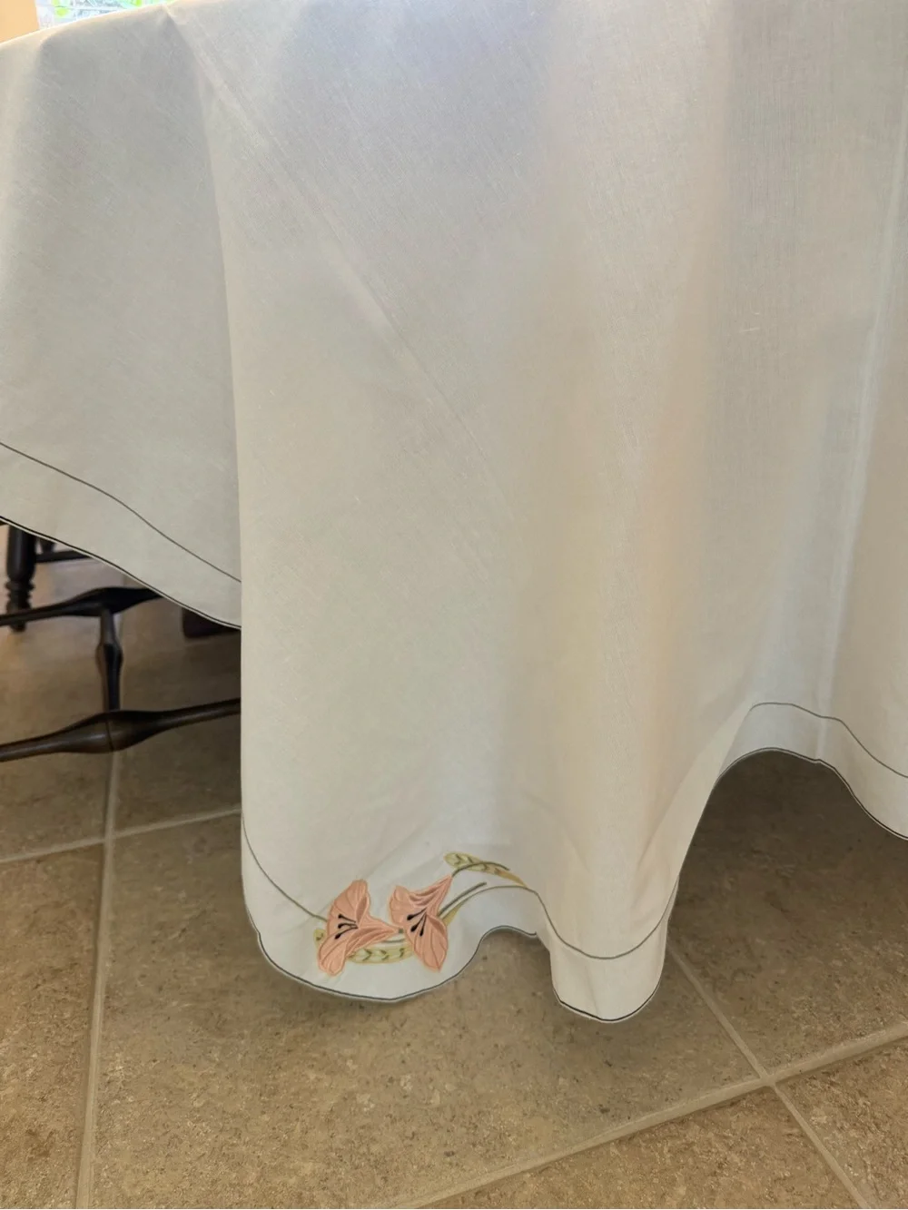 Villeroy & Boch Embroidered Pink Lily Scalloped Tablecloth 58